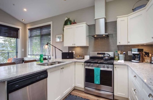 Port Renfrew Cottage | Oceanfront, Marina & Mountain views- pet friendly