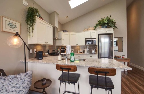 Port Renfrew Cottage | Oceanfront, Marina & Mountain views- pet friendly