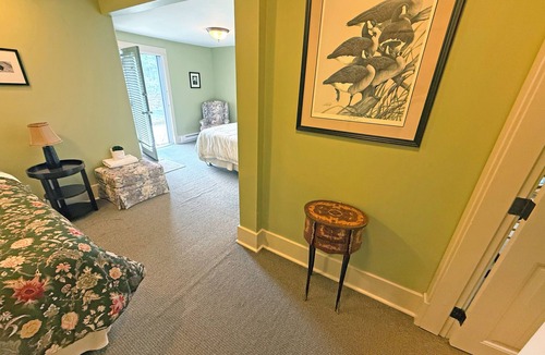 Regional District of Nanaimo Hotel | Oceanfront Suite with Private Deck & Ensuite Bath - Rm 11