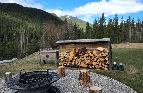 Rock Lake Cabin | Off-Grid Secluded Log Cabin. Peaceful & Quiet! Off the Beaten Path Hidden Gem