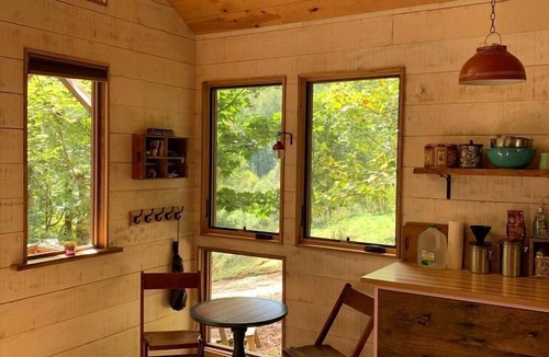 Asheville Cabin | Off Grid Tiny Cabin Ideal for Couples in Burnsville, North Carolina
