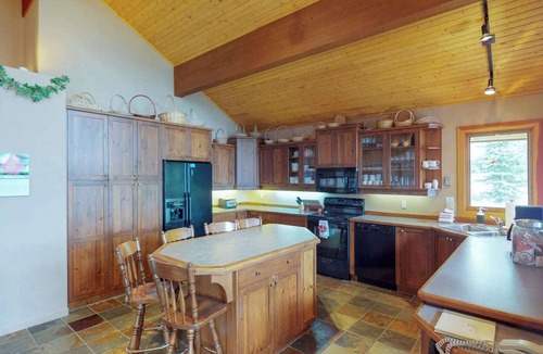 Snow Pine Estates House | Okanagan - Crystal View