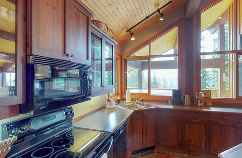 Snow Pine Estates House | Okanagan - Crystal View