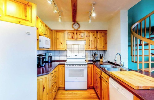 Snow Pine Estates House | Okanagan - DuHaus Green