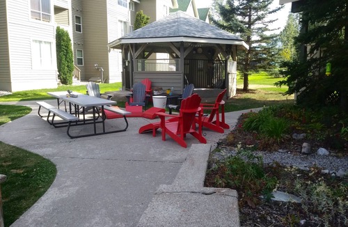 Fernie Condo | On Hill, Luxury King Bed, Daylodge Ski Locker! 2 baths, hot tubs,