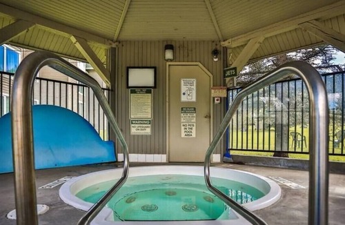 Fernie Condo | On mountain 2 bedroom 2 bathroom condo, access to hot tub and sauna