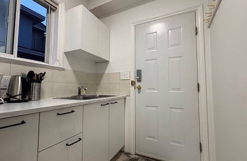 Richmond House | One bedroom one bathroom with own kitchen and separate entry free parking