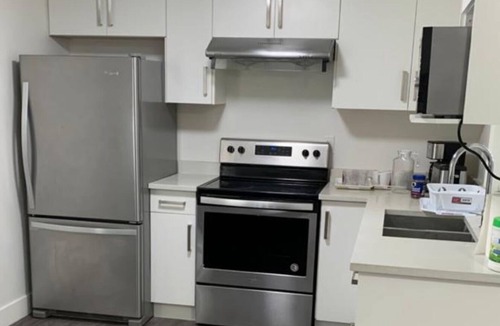 South Clearbrook House | One Bedroom, Separate Entrance, AC, Free Parking, Entire Suite