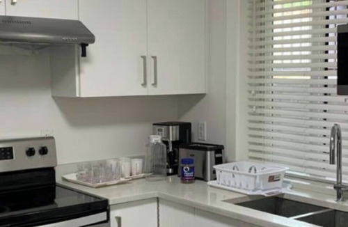 South Clearbrook House | One Bedroom, Separate Entrance, AC, Free Parking, Entire Suite