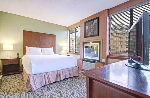 Whistler Village Resort | One Bedroom Suite 1 min from Slopes + Pool/Hot tub
