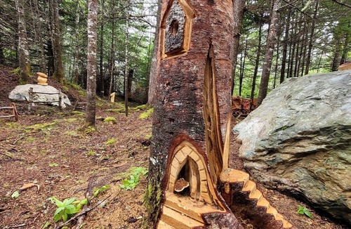 Liscomb Cabin | One Room Cabin with a double bed and small table with two chairs