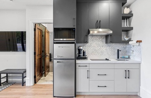 Langley House | Onyx Retreat | Luxe 2BR | Steam Shower