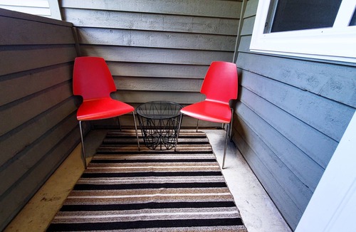 East Kootenay Condo | Open Plan Living Area, 2 Q Beds, Full Kitchen, Walk to Trails, Portable AC