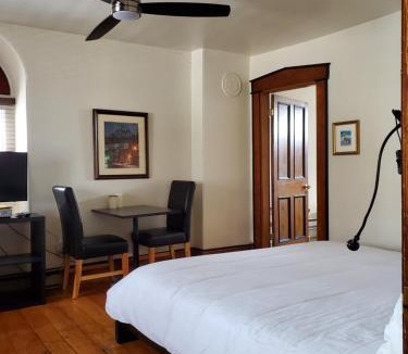 Baie-St-Paul Hotel | Orange Bistro