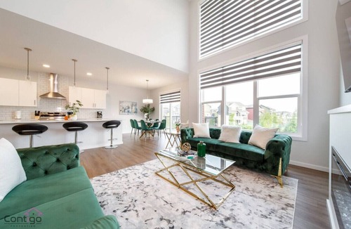 Southeast Edmonton House | Orchards Retreat | AirCon | Sleeps 10 | Near Airpt