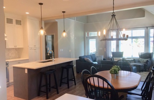 Osoyoos House | Osoyoos Beachside Cottage *Almost lakefront!* #83