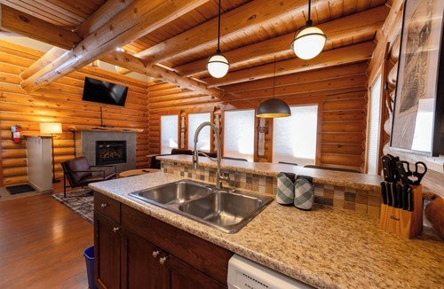 Jasper East Resort | Overlander Mountain Lodge