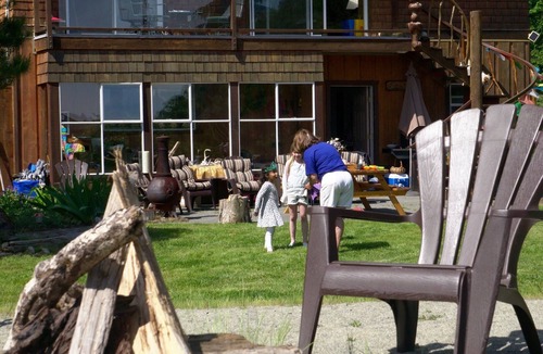 North Oyster House | Oyster Bay Beach House is located on BC POINTE at the end Ladysmith Harbour