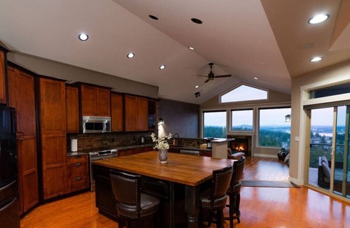 Colwood House | Pacific Outlook Retreat