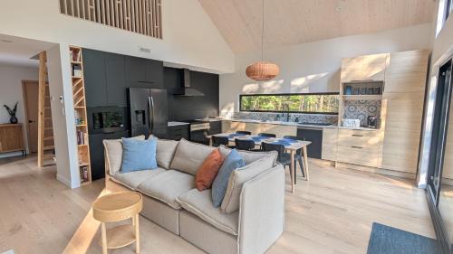 Saint-Alphonse-Rodriguez Ski Chalet | Pamyland chalet au bord de l'eau