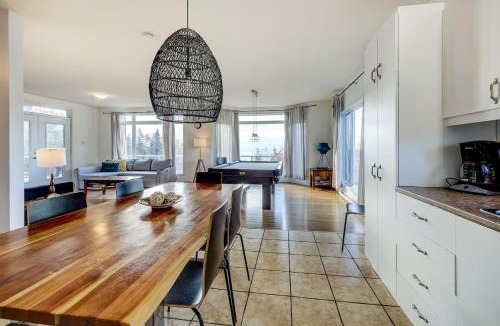 Petite-Riviere-Saint-Francois Ski Chalet | Panoramic view 5 bdrm-3 bath-Spa, FP, billiard - WOW !
