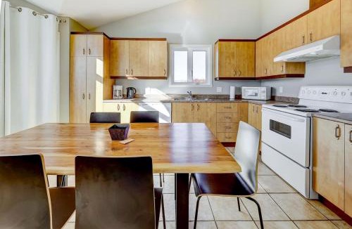 Petite-Riviere-Saint-Francois Ski Chalet | Panoramic view 5 bdrm-3 bath-Spa, FP, billiard - WOW !
