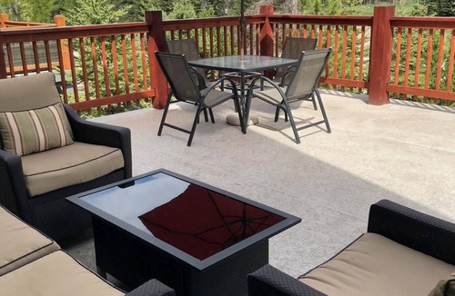 East Kootenay Cabin | Panorama Mountain Resort Log Cabin with Games Room