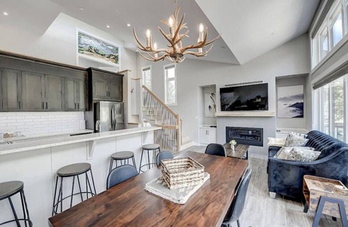 Teepee Town House | Panoramic Mountain Views, BBQ and Outdoor Patio