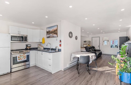 Okanagan-Similkameen Apartment | Panoramic Summerland Lake View Studio w/Hot Tub