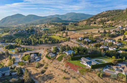 Okanagan-Similkameen House | Panoramic Summerland Lake View Studio with Hot Tub