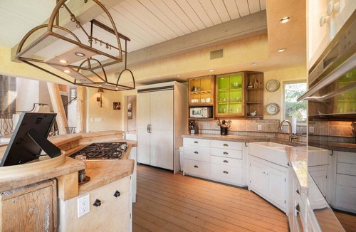 Blueberry Hill Apartment | Panoramic views | Private hot tub | BBQ | Parking
