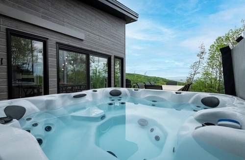 Les Eboulements Ski Chalet | Panoramique 156: Hot Tub, Views, Group Chalet