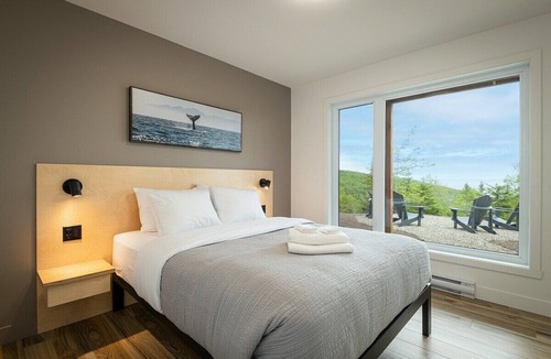 Les Eboulements Ski Chalet | Panoramique 156: Hot Tub, Views, Group Chalet