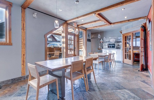Town Centre Ski Chalet | Pantbox Lodge · Paintbox Lodge~Sleeps 21~