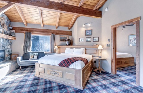 Town Centre Ski Chalet | Pantbox Lodge · Paintbox Lodge~Sleeps 21~