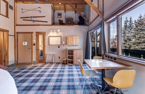 Town Centre Ski Chalet | Pantbox Lodge · Paintbox Lodge~Sleeps 21~