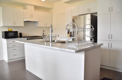 Bowmanville House | PARADISE VILLA 6