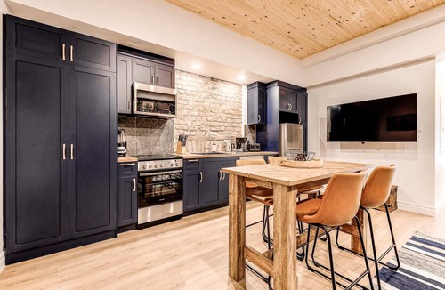 Vieux-Quebec-Cap-Blanc-colline Parlementaire Hotel | Parliament Views | Historic Stone Apartment in Old Quebec