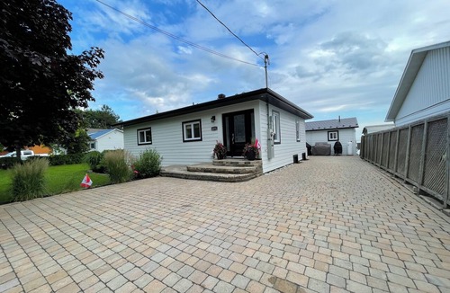 South Glengarry Cottage | Paul’s Waterfront Haven Main Cottage