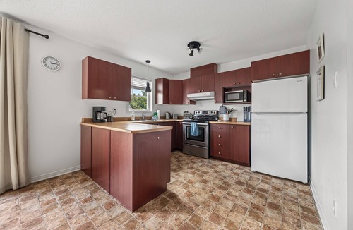 Aylmer House | Peaceful 3BR Home/Charming Backyard/Aylmer