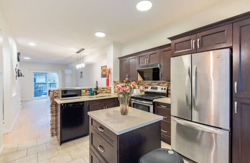 Port Moody Villa | Peaceful Entire 2-Bedroom 2-Bathroom Townhouse
