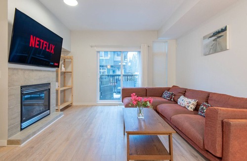 Port Moody Villa | Peaceful Entire 2-Bedroom 2-Bathroom Townhouse
