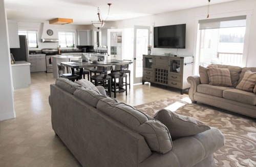 Vanderhoof House | Peaceful Private Home, 7 mins from town. With all the essentials for relaxation