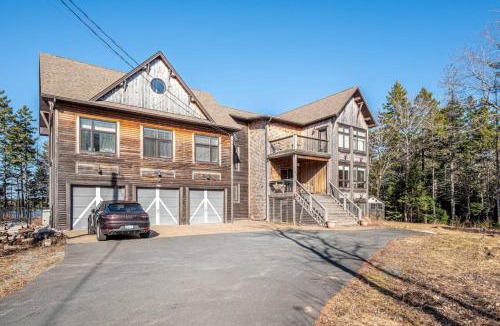 Hammonds Plains House | Peaceful Retreat on Schmidt Lake