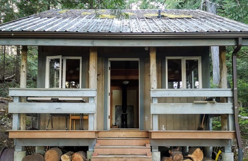 Whaletown Cabin | Peaceful rustic waterfront cabin