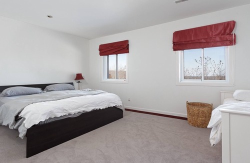 Prince Edward Cottage | Peaceful Skies Lakehouse - 4BDRM Vacation Home over-looking Lake Ontario