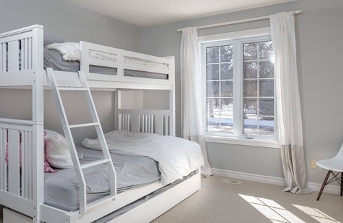 Prince Edward Cottage | Peaceful Skies Lakehouse - 4BDRM Vacation Home over-looking Lake Ontario