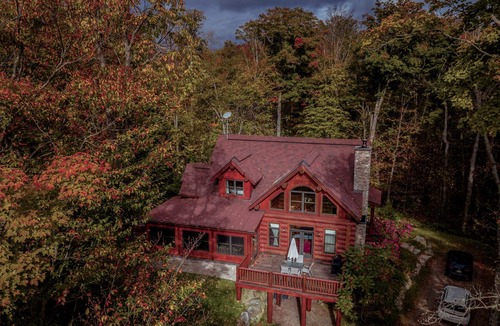 Riviere-Rouge Ski Chalet | Perfect Family Cottage - 4 Bedrooms with Lake Access, Hot Tub and Pool Table