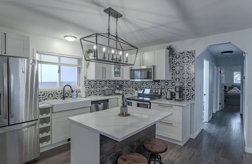 West Hillhurst House | Perfect Home Next To River Pathways & Downtown | 5+ Bedrooms and office
