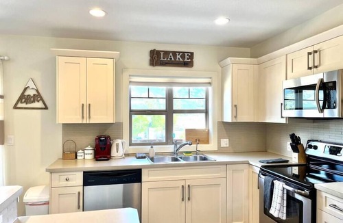 Invermere House | Perfect Mt. View Townhouse | Garage | Deck | BBQ